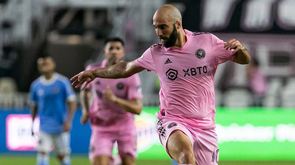 El delantero del Inter Miami Gonzalo Higuaín conduce el balón contra el New York City, en el partido de la MLS celebrado en el estadio DRV PNK el 13 de agosto de 2022, en Fort Lauderdale, Florida.