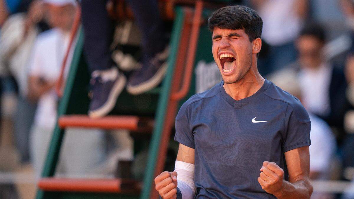 Carlos Alcaraz festaja tras vencer 2-6, 6-3, 3-6, 6-4 y 6-3 al italiano Jannik Sinner, en la semifinal del Roland Garros celebrada el viernes 7 de junio de 2024 en París.
