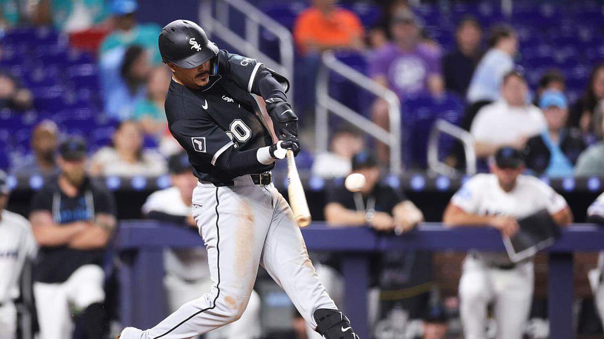 El primera base de los Medias Blancas de Chicago Miguel Antonio Vargas batea un jonrón con bases llenas en el cuarto inning del partido contra los Marlins, celebrado el 30 de marzo de 2026 en Miami.