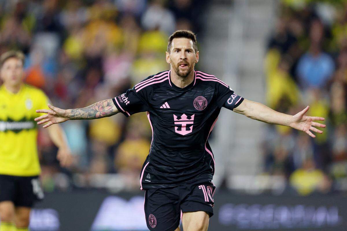 El delantero del Inter Miami Lionel Messi celebra tras anotar un gol en el partido ante Columbus Crew, celebrado el 2 de octubre de 2024 en Columbus, Ohio.
