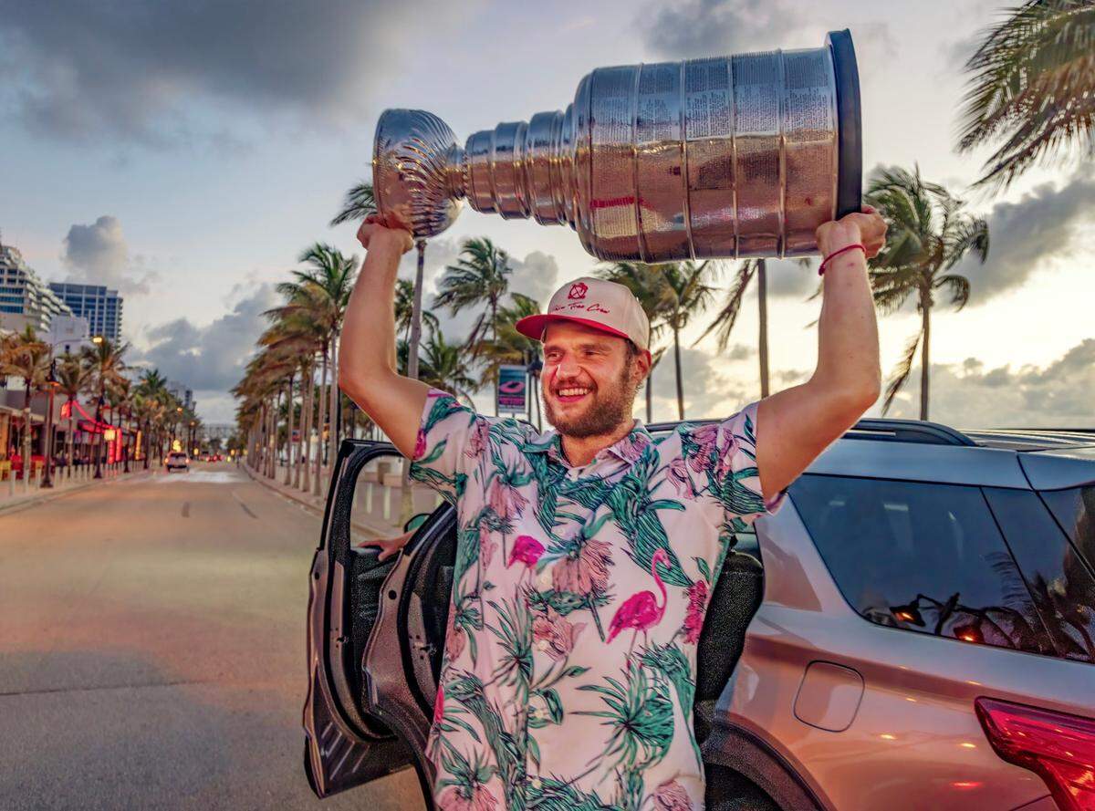 El capitán de los Panthers Aleksander Barkov levanta la Copa Stanley afuera del bar Elbow Room en Fort Lauderdale, el 18 de junio de 2025 luego de que el equipo de Florida ganaran la final de la NHL por segunda vez consecutiva ante los Oilers de Edmonton.