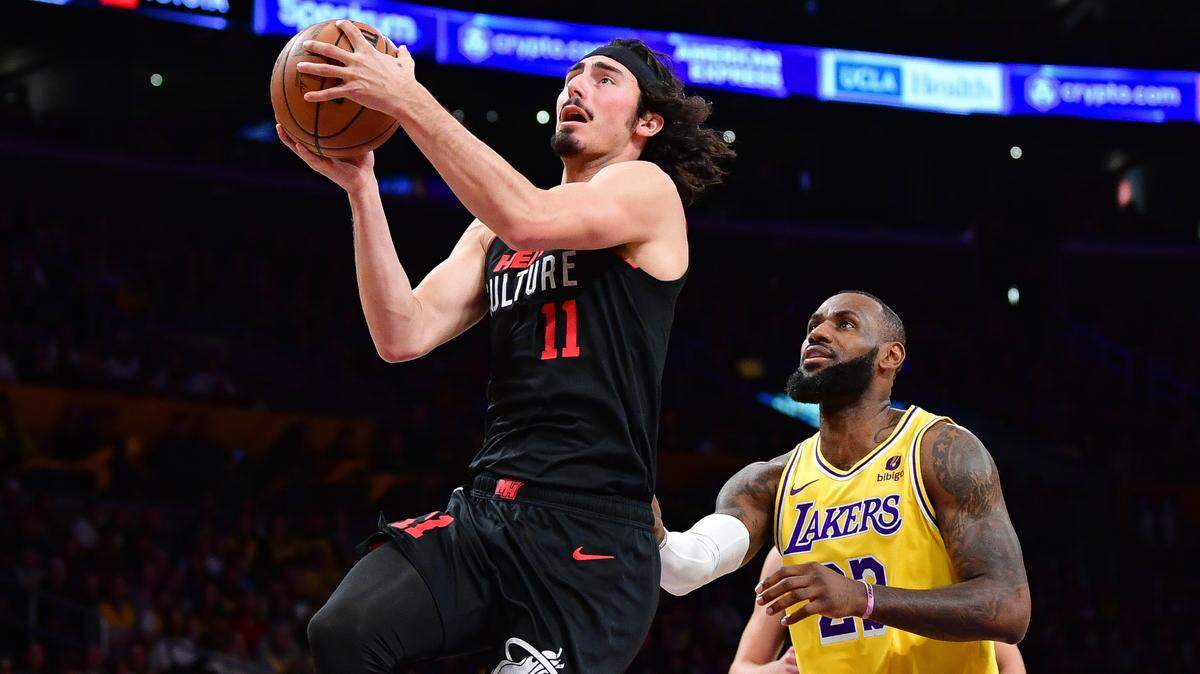El juagdor del Heat de Miami Jaime Jáquez Jr. entra al aro ante la marca de LeBron James, de los Lakers, en el partido celebrado el 3 de enero de 2024 en Los Angeles.