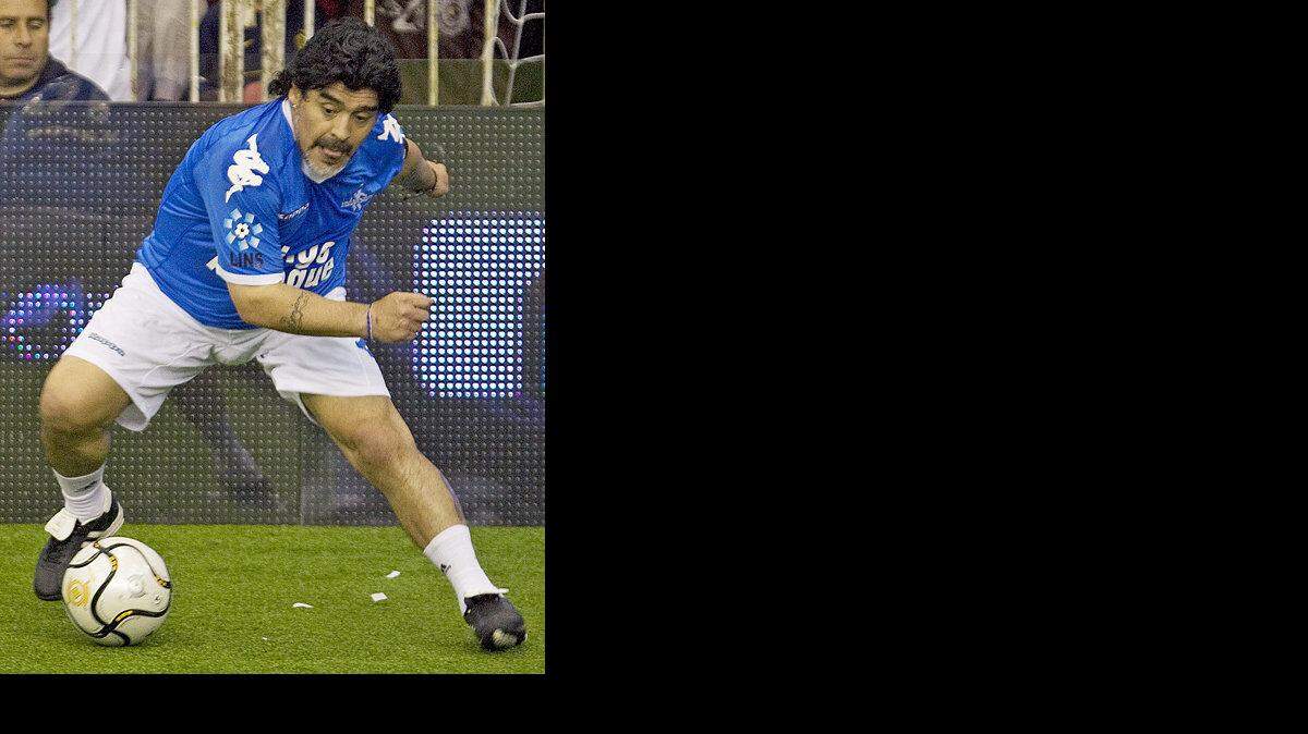 EL ARGENTINO Diego A. Maradona controla el balón en un partido en homenaje a Fernando Cáceres.