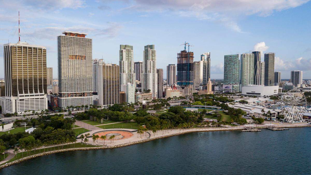 RentCafe clasificó Downtown Miami como el número 12 con mayor cantidad de nuevas unidades residenciales entregadas desde 2017 en el país. Arriba: vista aérea del downtown de Miami el lunes 10 de mayo de 2021.