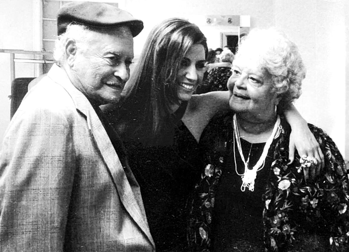 Lena con sus abuelos paternos Rei y Borja.