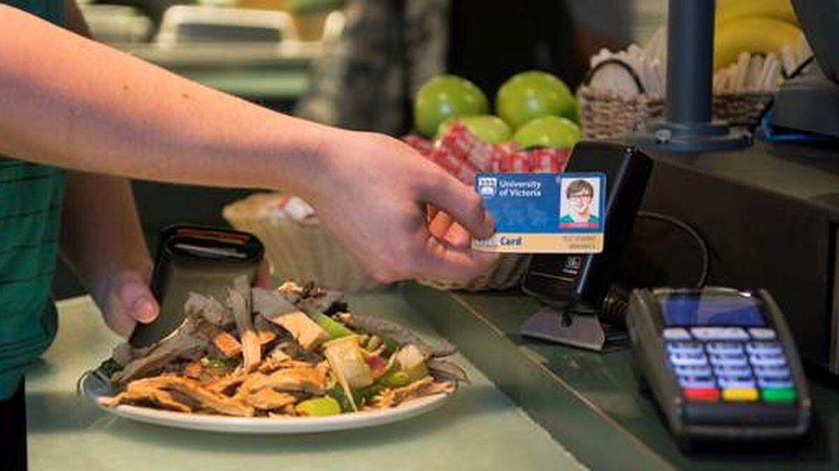 La Universidad de California-Berkeley es parte de Swipes. Es una estrategia más en un esfuerzo múltiple dirigido a estudiantes que pueden necesitar apoyo adicional para satisfacer sus necesidades básicas de vivienda, alimentos y de otro tipo.