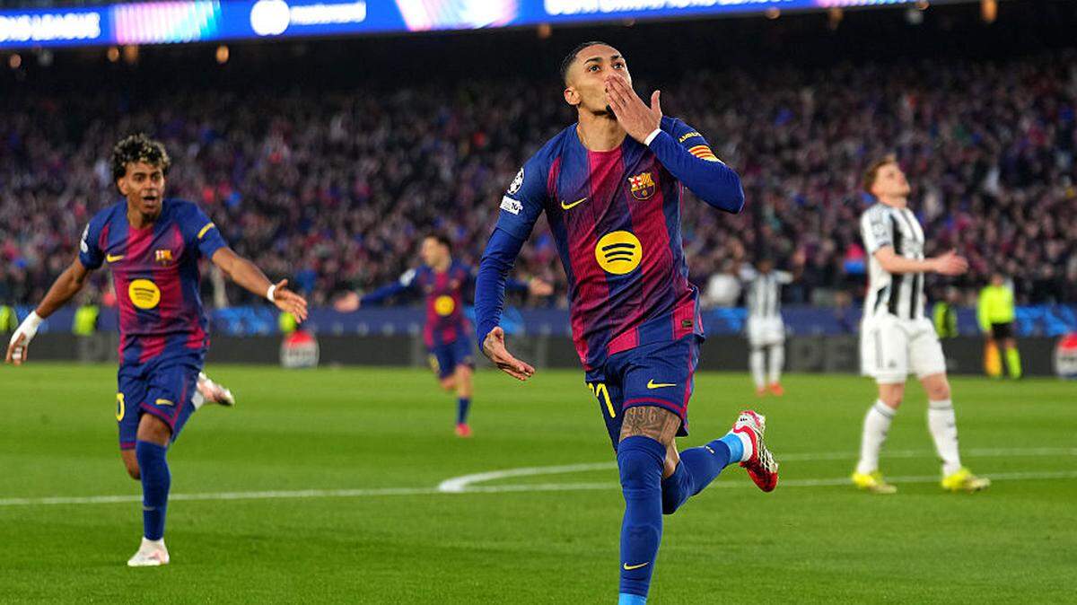 El astro de Barcelona Raphinha celebra un gol en la victoria 7-2 ante Newcastle, en el partido de vuelta de los octavos de final de la Liga de Campeones, efectuado el 18 de marzo de 2026 en Barcelona.
