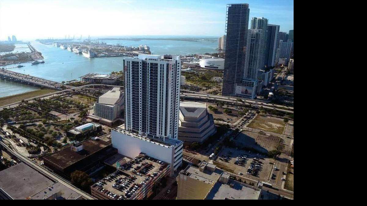 Una fotografía aérea muestra una nueva torre de alquiler al norte del centro de Miami llamada Melody. Grupo Melo