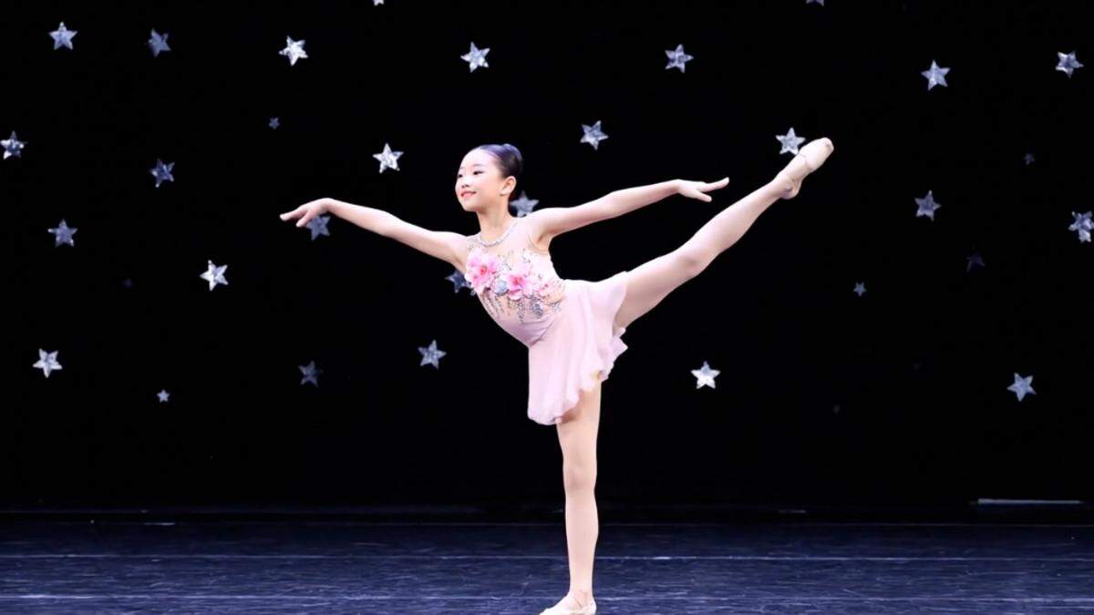 Maya Man, “Búsqueda de una estrella”, 2025. Captura de video. En esta imagen, la bailarina seleccionada por la inteligencia artificial se muestra como un modelo de entrenamiento para las bailarinas. 