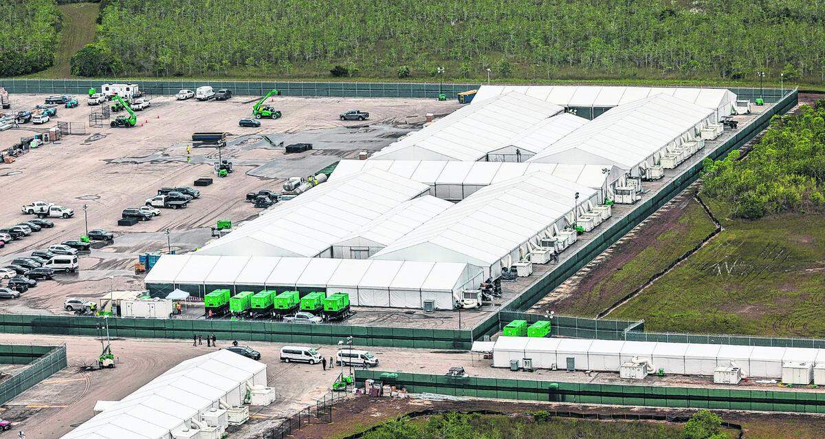 Alligator Alcatraz, operado y financiado por el gobierno estatal de Florida, con la expectativa de recibir reembolsos federales, ha recibido fuertes críticas de defensores del medio ambiente, líderes tribales Miccosukee y grupos de derechos humanos.