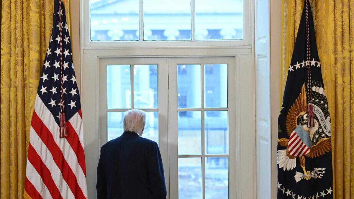 El presidente de EE.UU., Donald Trump, observa a través de una ventana los trabajos de construcción de su nuevo salón de baile antes de una reunión con ejecutivos de compañías petroleras estadounidenses en la Sala Este de la Casa Blanca en Washington, DC, el 9 de enero de 2026.