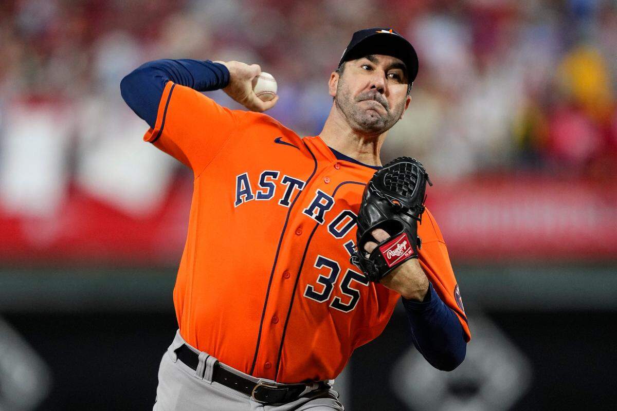 El abridor de los Astros Justin Verlander lanza en el primer inning ante los Filis en el quinto partido de la Serie Mundial celebrado el 3 de noviembre de 2022 en Filadelfia.