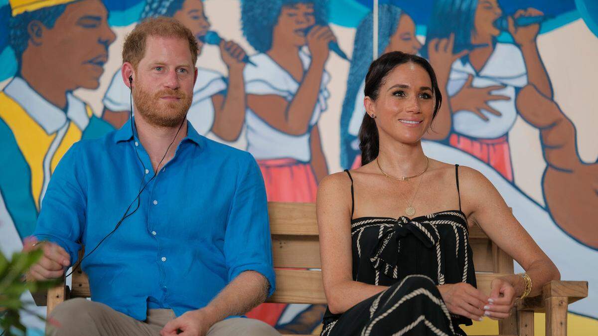 El príncipe Harry, duque de Sussex, y Meghan Markle, duquesa de Sussex, durante una visita a la Escuela Tambores de Cabildo en Cartagena, en el tercer día de su visita de cuatro días a Colombia. 