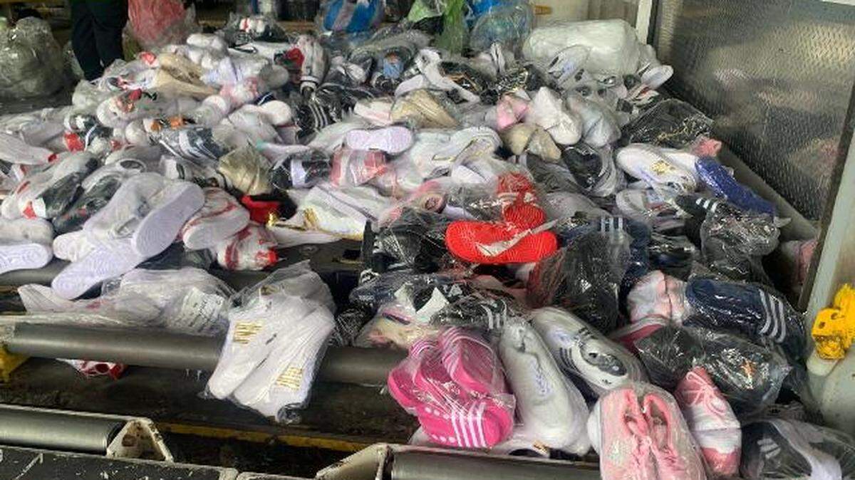 El cargamento con destino a Cuba, valorado en más de $83,000, contenía reconocidas marcas como Nike, Adidas, Puma, Reebok, New Balance. Fue retenido por Aduanas de Panamá en el Aeropuerto Internacional de Tocumen.