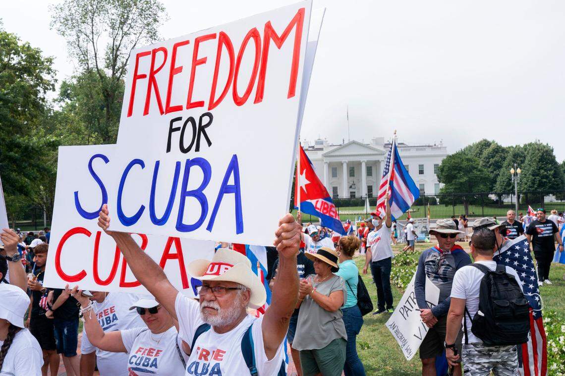 Jose Estevez, de Miami, muestra una pancarta con el lema "Freedom for Cuba", el 26 de julio de 2021 en una manifestación en Washington DC.