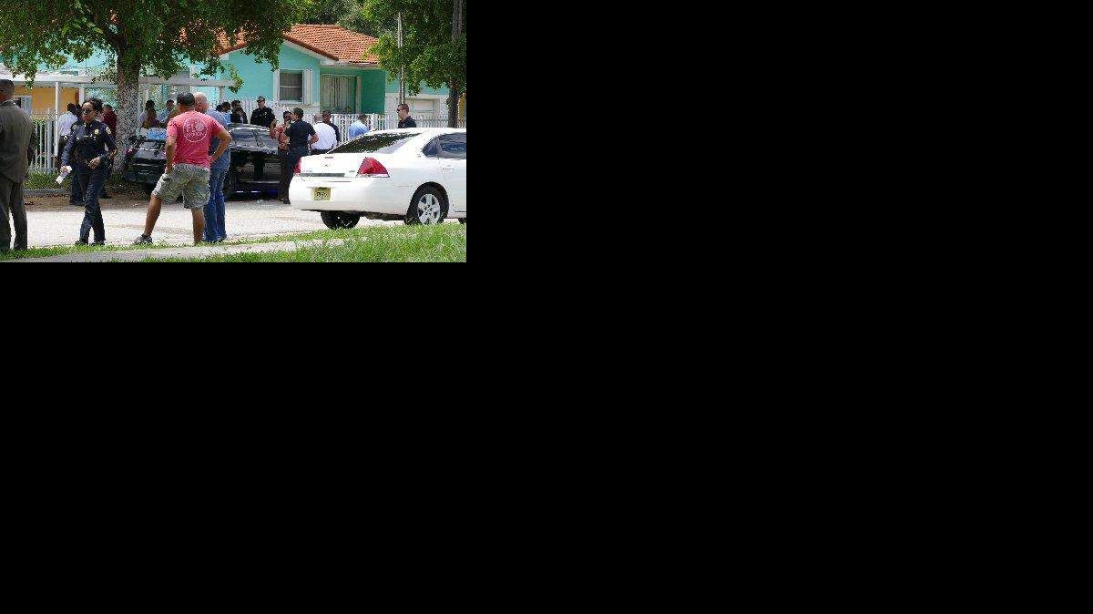 Agentes de la policía de Miami se dirigieron a una casa en NW 50 Street, entre las avenidas 8 y 10 en Miami, en respuesta a una llamada de emergencia, y tuvieron que dispararle a varios perros que intentaron atacarlos. 