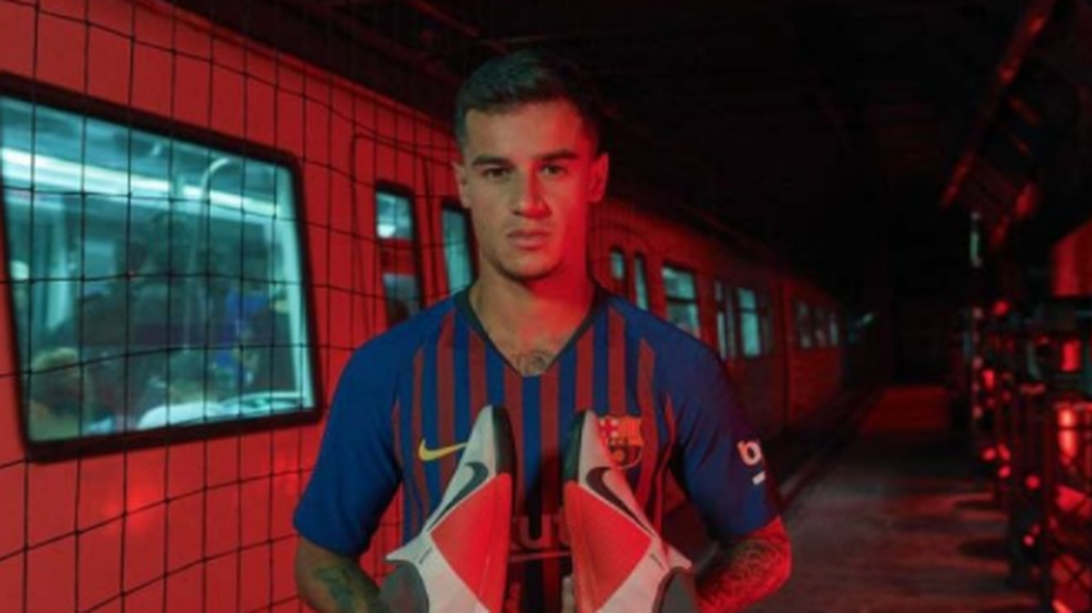 El centrocampista brasileño del Barcelona Phillipe Coutinho vivió una experiencia única al rodar una sesión publicitaria para sus nueva botas en un andén del metro de Barcelona.