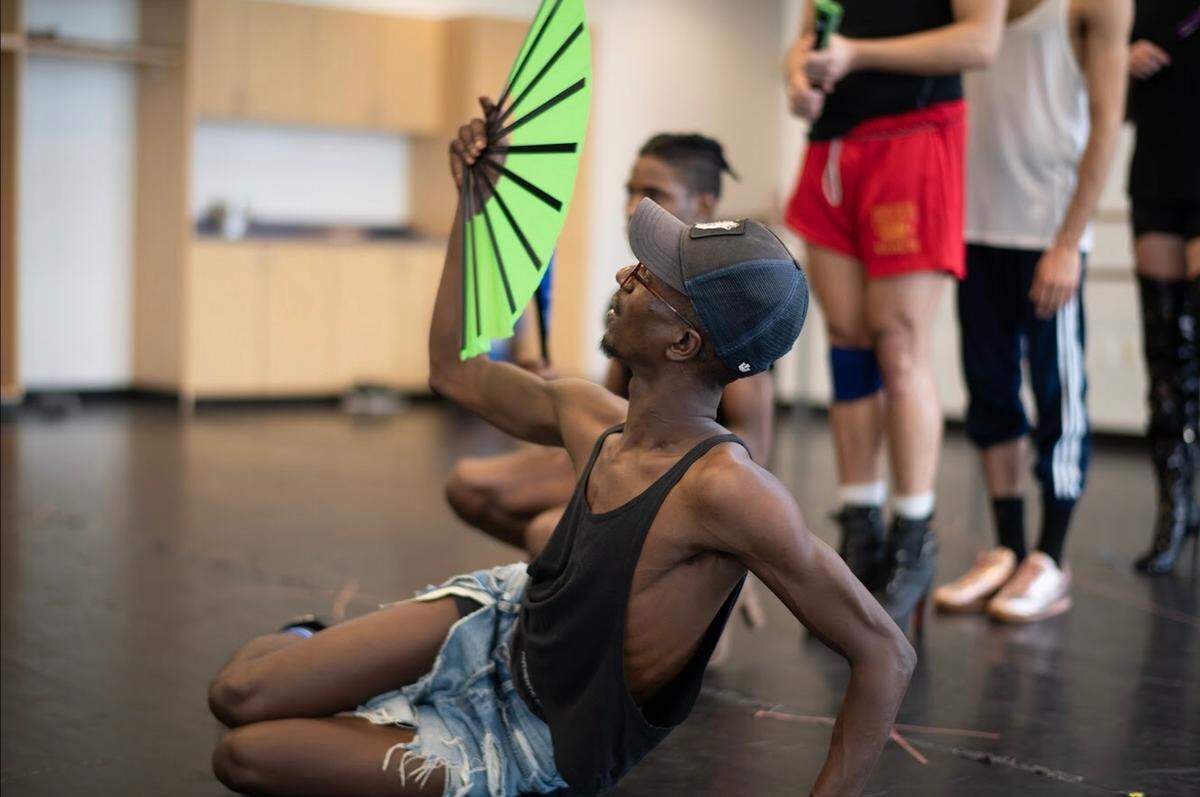 Randolph T. Ward en un ensayo de “A Vogue Extravaganza”.