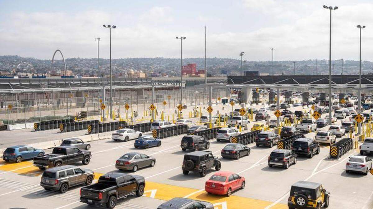 Los autos pasan de Estados Unidos a México en el cruce fronterizo de San Ysidro, California, el 31 de mayo de 2019. - El presidente Donald Trump intensificó sus abruptas amenazas arancelarias contra México, provocando alarma sobre las posibles consecuencias económicas, asustando a los mercados globales y aumentando la perspectiva de Las guerras comerciales de Estados Unidos en múltiples frentes. Trump anunció inesperadamente que estaba dispuesto a imponer aranceles a todas las importaciones mexicanas, comenzando en un cinco por ciento a partir del 10 de junio y aumentando cada mes hasta un 25 por ciento hasta que México reduzca sustancialmente el flujo de inmigración ilegal.