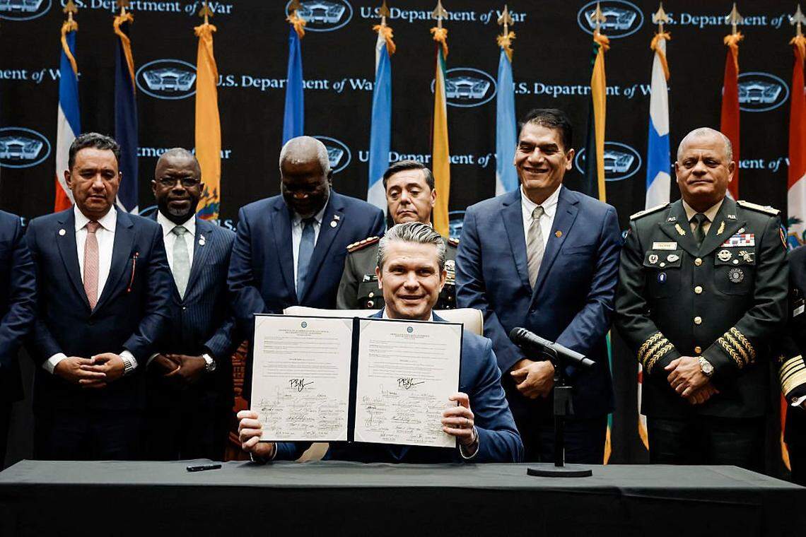 El secretario de Defensa de EEUU, Pete Hegseth, habla tras firmar la Declaración de Seguridad Conjunta de la Conferencia de las Américas contra los Carteles, durante la conferencia inaugural celebrada en la sede del Comando Sur de EEUU (SOUTHCOM) en Doral, Florida, el 5 de marzo de 2026.