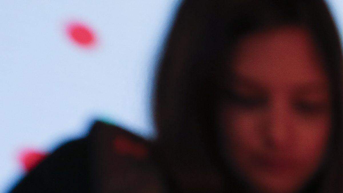 Varias personas prueban el nuevo teléfono inteligente Pixel de Google durante un acto en San Francisco, California, Estados Unidos el martes 4 de octubre de 2016. El gigante tecnológico Google presentó durante una conferencia en San Francisco (EEUU) su nueva gama de teléfonos inteligentes Pixel, que llevan instalados por primera vez la función Google Assistant y trabajarán con realidad virtual.