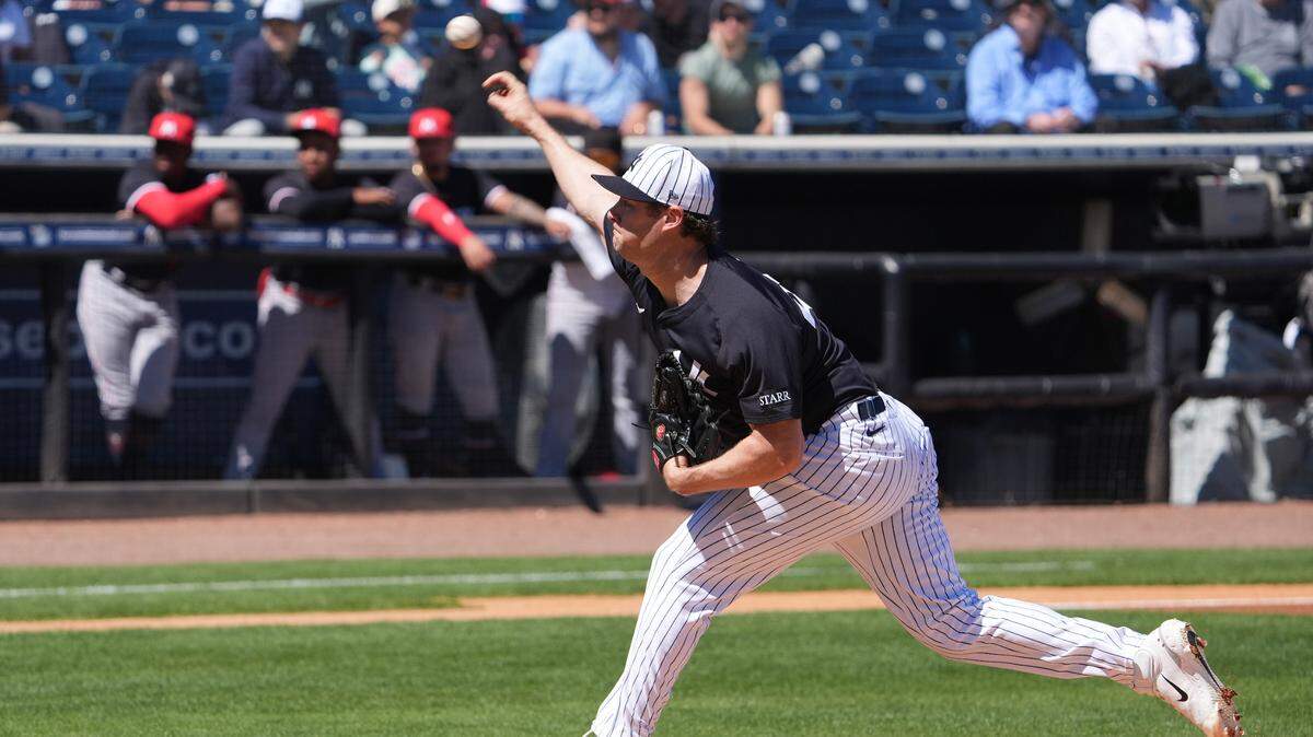 El abridor de los Yankees de Nueva York Gerrit Cole lanza contra los Mellizos de Minnesota en el partido de la pretemporada, celebrado el 6 de marzo de 2025 en Tampa, Florida.