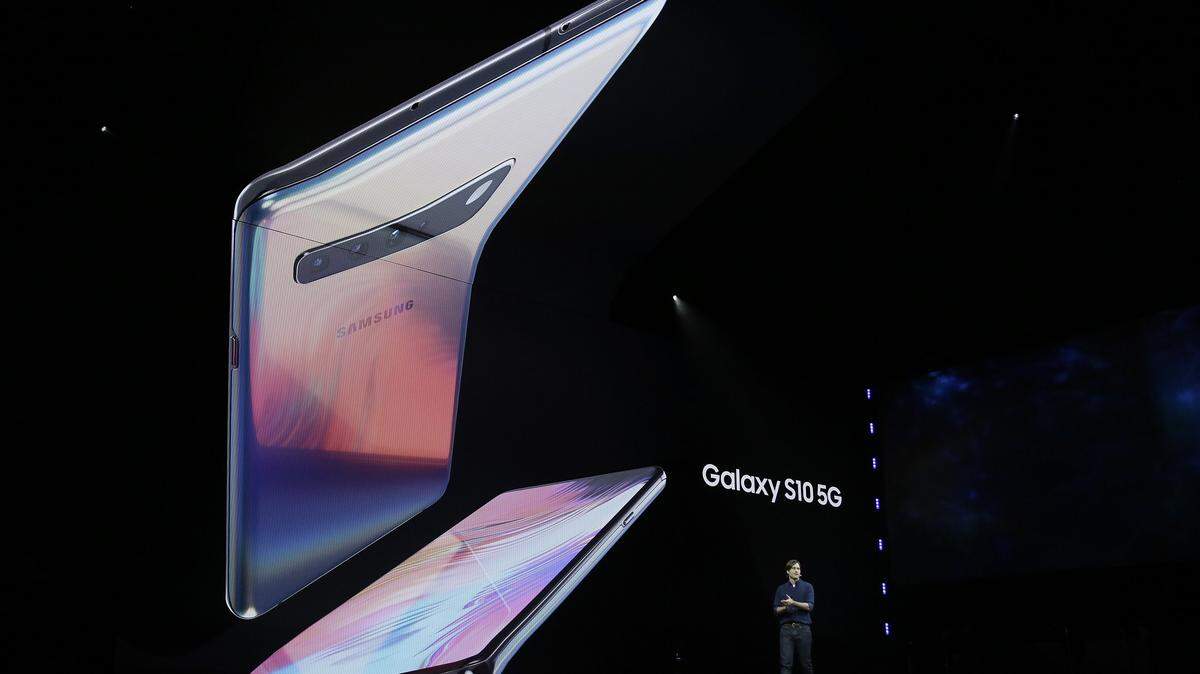 Drew Blackard, director de Mercadeo, muestra el nuevo modelo de Samsung, el S10 con 5G en el evento del 20 de febrero del 2019 en San Francisco.