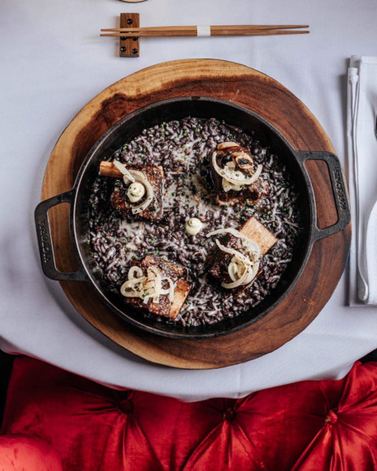 Otro restaurante que emana la cocina y cultura cubanas es&nbsp;Calle Dragones, dirigido por el chef de origen cubano Luis Pous. El Risotto Congri and Short Ribs Vaca Frita está inspirado en la herencia del chef.