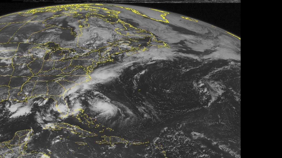 Esta imagen de satélite NOAA tomada el lunes, 04 de agosto de 2014 a las 01:45 am EST, muestra un área de cobertura de nubes densas al noreste de las Bahamas asociada con el huracán Bertha. 