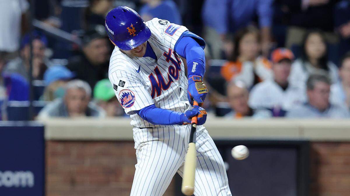 El segunda base de los Mets José Iglesias batea un hit remolcador de dos carreras en el séptimo inning ante los Filis de Filadelfia, en el tercer partido de la Serie Divisional de la Liga Americana, celebrado el 8 de octubre de 2024 en el Citi Field Stadium de Nueva York.