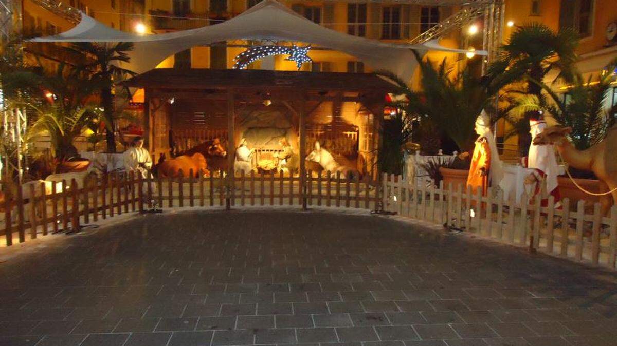 Nacimiento frente a la Catedral, plaza Rossetti., en Niza.