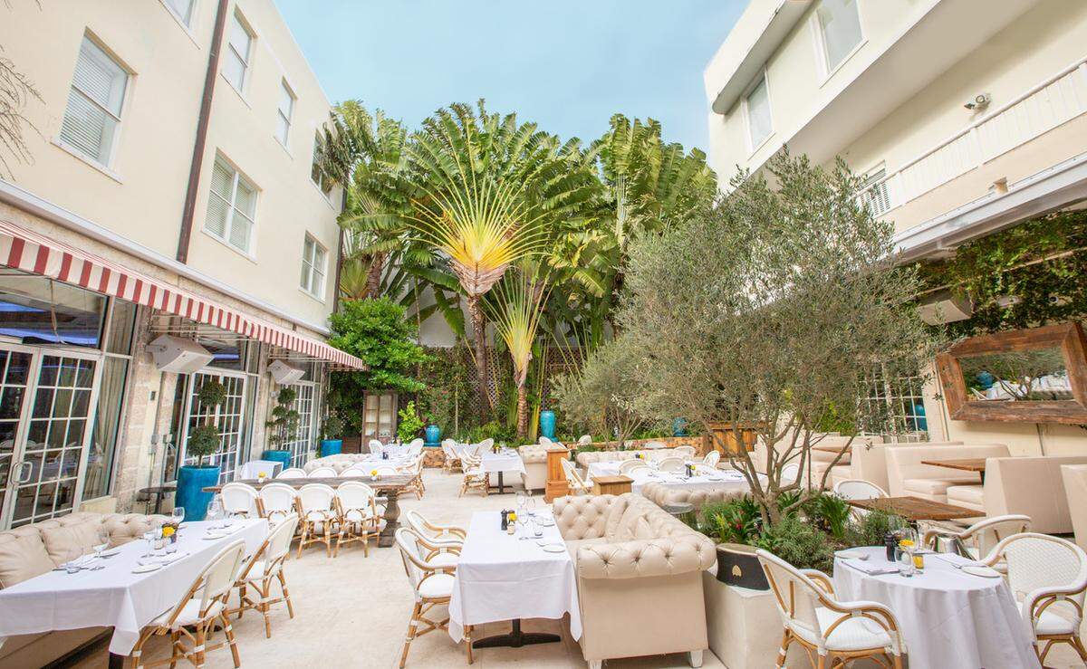 Villa Azur, en Miami Beach, presenta su menú especial con sabor franco-mediterráneo. Luego, continúa toda la noche con entretenimiento en vivo con un saxofonista y su DJ Stephan M.