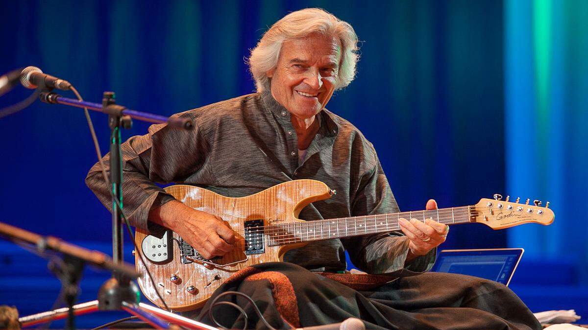 El guitarrista inglés John McLaughlin. 