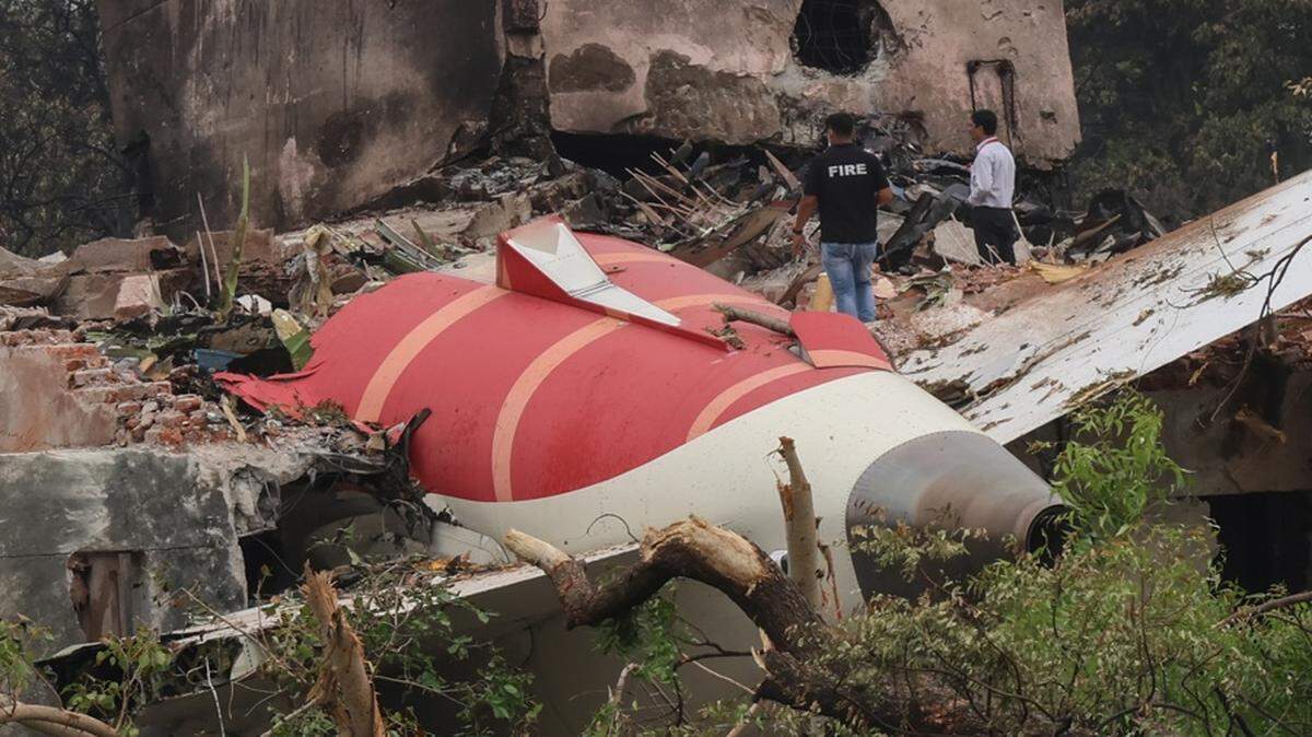 Los oficiales observan los restos del avión siniestrado en la ciudad de Ahmedabad, Gujarat, India este viernes. La aerolínea Air India confirmó la muerte de 241 personas abordo del avión que se estrelló este jueves en la ciudad de Ahmedabad, en el oeste de la India, y señaló que hay un “solo superviviente” que se encuentra hospitalizado. EFE/ Rajat Gupta