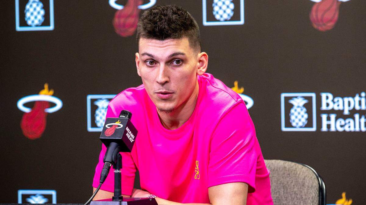 El escolta del Heat Tyler Herro habla en una conferencia de prensa el 31 de mayo de 2022, en el FTX Arena de Miami.