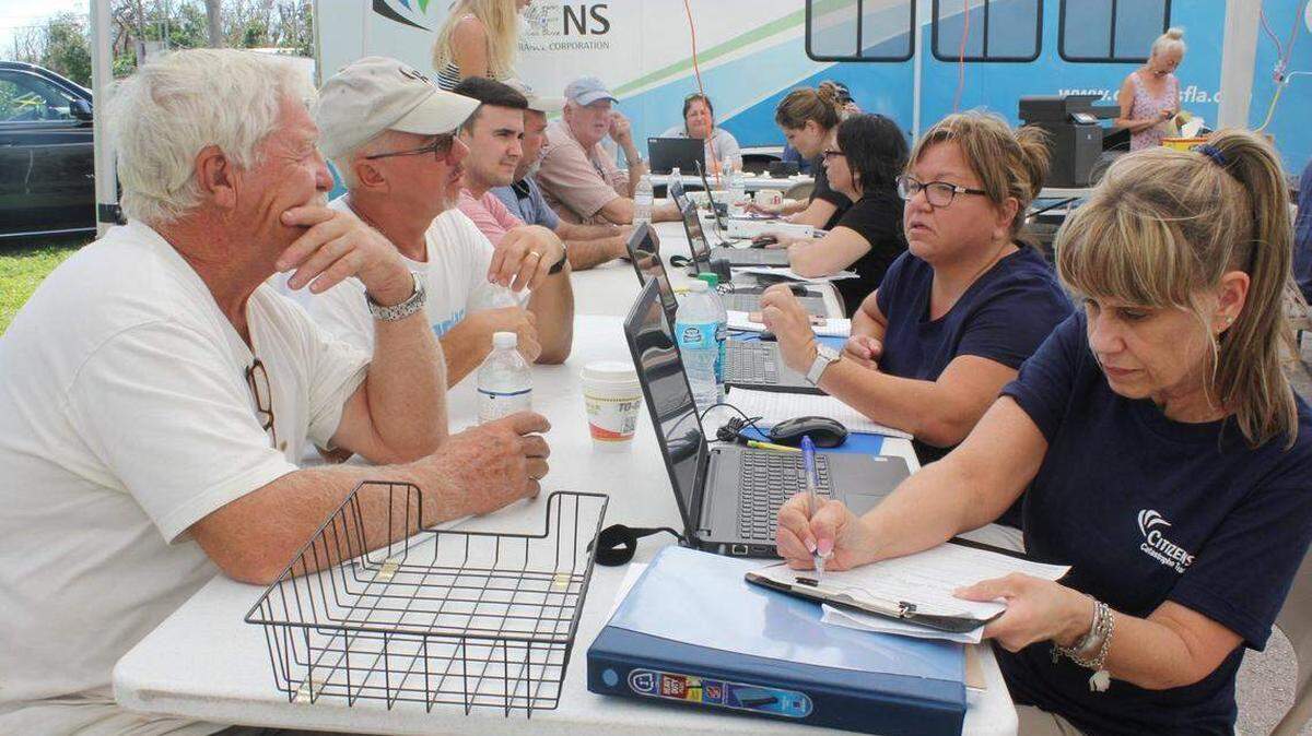 Representantes de la aseguradora estatal Citizens Property Insurance se reúnen con residentes de los Cayos de Florida tras el huracán Irma en 2017. Foto de archivo del Miami Herald.