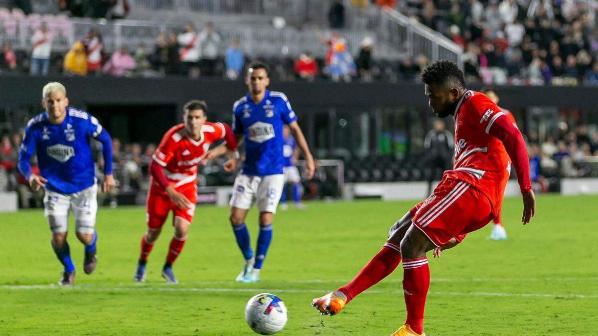 El delantero de River Plate, Miguel Borja (9), anota un tiro penal contra Millonarios FC durante la segunda mitad de un partido amistoso de fútbol en el estadio DRV PNK el sábado, 14 de enero de 2023 en Fort Lauderdale, Florida.