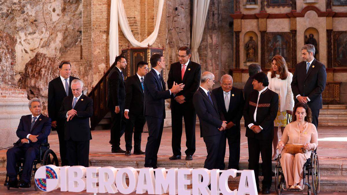 Los jefes de estado y los líderes delegados se reúnen para una foto grupal durante la XXVI Cumbre Iberoamericana en Antigua.