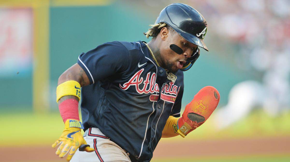 El jardinero de los Bravos de Atlanta Ronald Acuña Jr. corre las bases en el partido contra los Guardianes, celebrado el 3 de julio de 2023 en Cleveland.