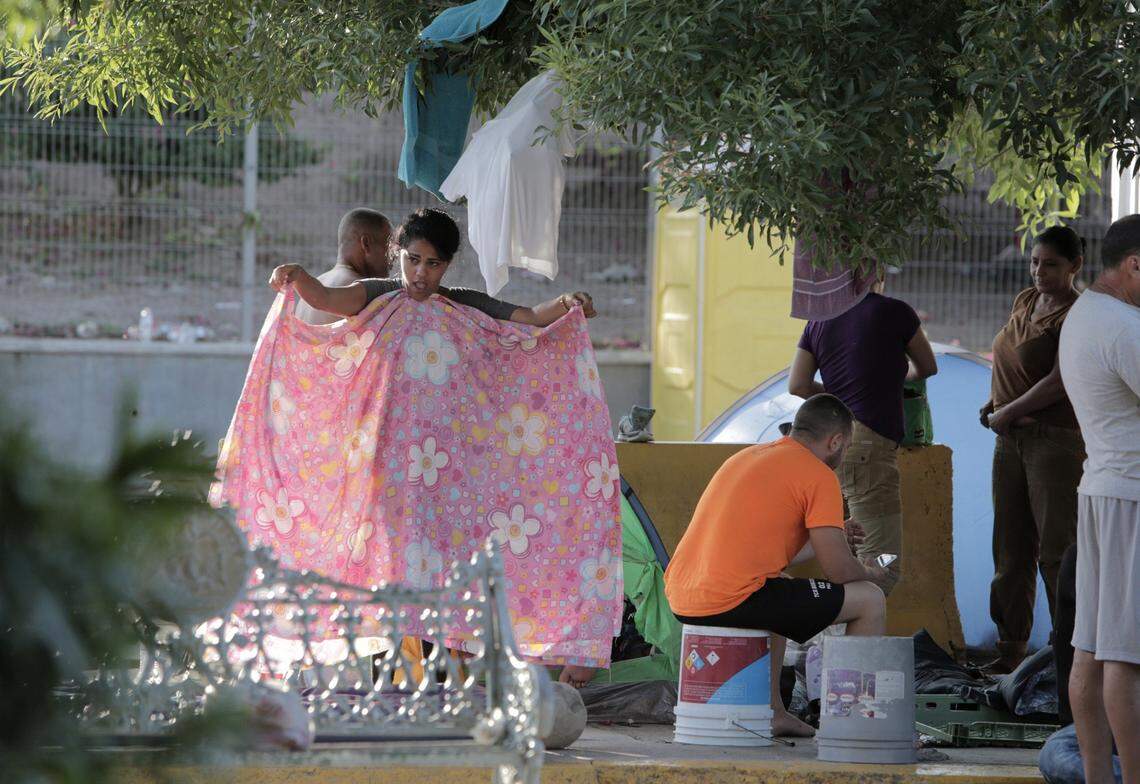 Migrantes cubanos que duermen en un pequeño campamento al lado del Puente Internacional en Matamoros, México, se preparan para enfrentar otro día de espera para solicitar asilo político en los Estados Unidos. Gateway International Bridge es uno de los tres puentes internacionales que cruzan la frontera entre Estados Unidos y México entre las ciudades de Brownsville, Texas y Matamoros, Tamaulipas.
