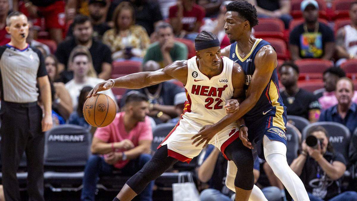 El jugador del Heat Jimmy Butler (izq.) trata de pasar la defensa de Herbert Jones, de los Pelicans de New Orleans, en el partido de pretemporada celebrado el 12 de octubre de 2022 en Miami.