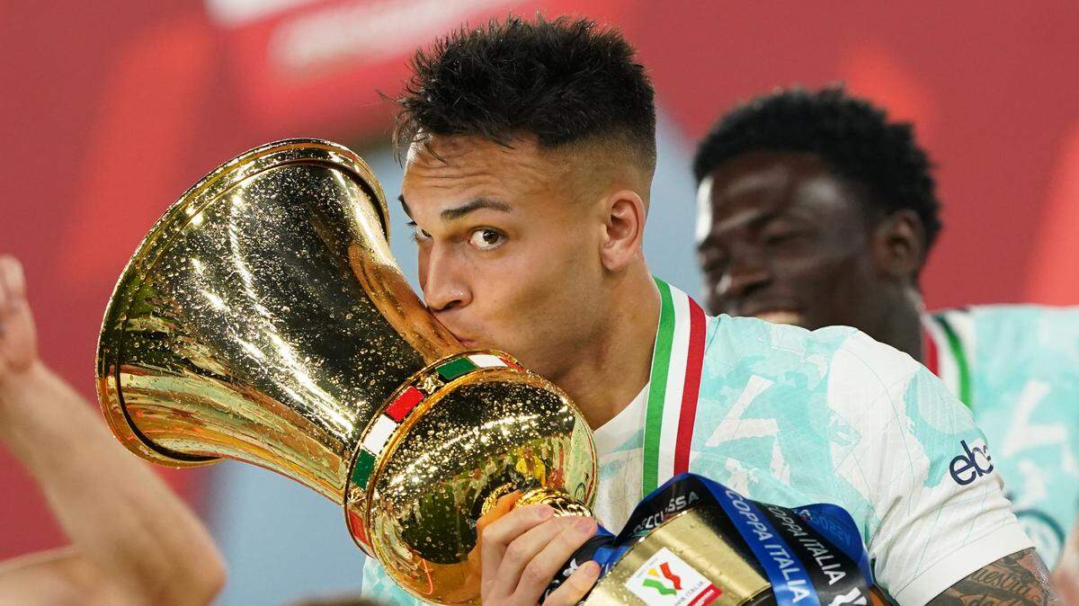 Después de anotar goles decisivos ante Benfica y el clásico rival Milán, el delantero argentino facturó un doblete para que los Nerazzurri le dieran la vuelta al marcador y vencer el miércoles 2-1 a la Fiorentina para repetir como campeones de la Copa Italia.