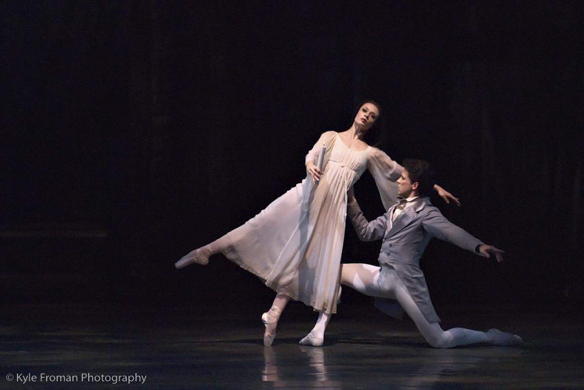 Jennifer Kronenberg y Carlos Guerra en “La Sonámbula”.