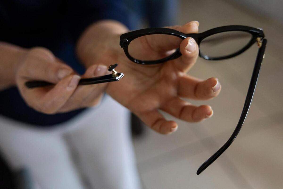 Vivian Hernández muestra sus gafas rotas en su casa en el parque de casas móviles Li’l Abner el sábado 21 de diciembre de 2024, en Sweetwater, Florida. La policía informó que Hernández fue arrestada tras negarse a abandonar la oficina de administración del parque después de una discusión con los empleados.
