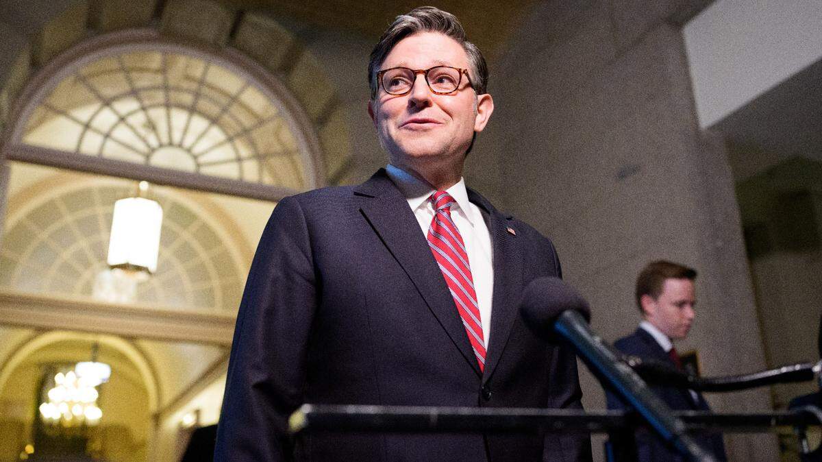El presidente de la Cámara de Representantes, Mike Johnson (republicano por Luisiana), pronuncia un discurso mientras el presidente Donald Trump (no aparece en la foto) llega al Capitolio para reunirse con los republicanos del Congreso el martes 20 de mayo de 2025. El plan, bautizado por Trump como “el gran y hermoso proyecto de ley”, pasó con una mayoría de 215-214 tras una larga sesión nocturna.