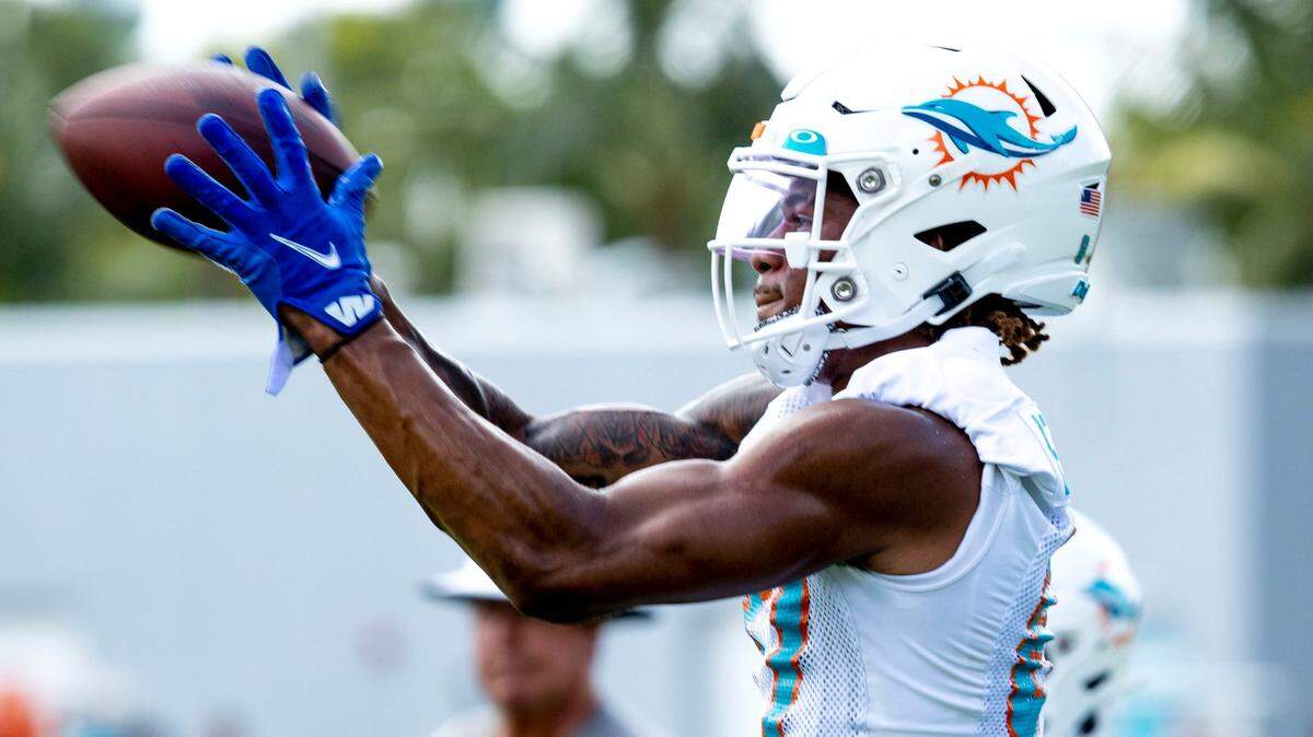 El wide receiver de los Dolphins Erik Ezukanma atrapa un pase en el quinto día de práctica en el Baptist Health Training Complex en Miami Garden, Florida, el 1ro de agosto de 2022.