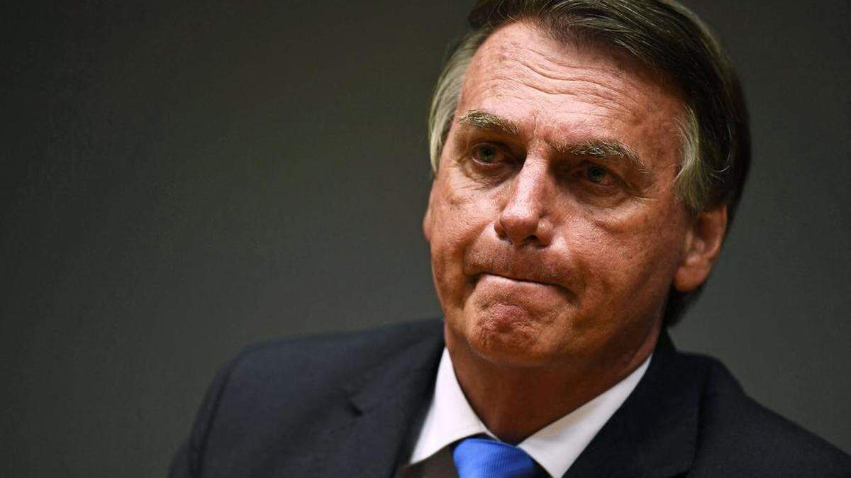 El presidente brasileño, Jair Bolsonaro, es visto durante una conferencia de prensa con su ministro de Economía Paulo Guedes en la sede del Ministerio en Brasilia, el 22 de octubre de 2021.EVARISTO SA / AFP/Getty Images