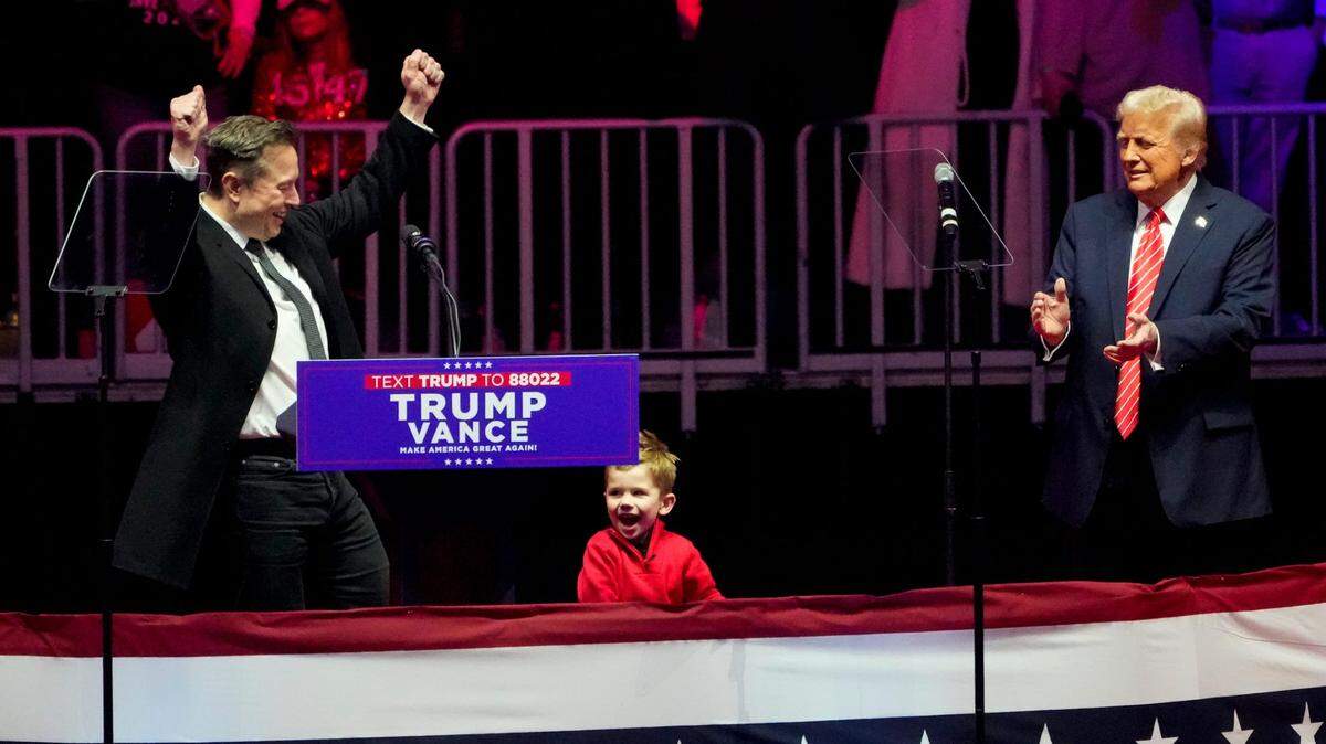 El presidente Donald Trump se mostró favorable a que Elon Musk (izq.) adquiera TikTok si el jefe de X, SpaceX y Tesla quiere comprar la red social de videos cortos, prohibida en Estados Unidos desde el domingo.