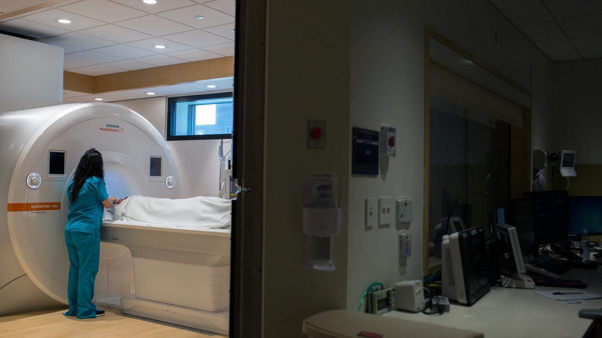 Los médicos ordenan pruebas innecesarias por una variedad de razones: para aprovechar una potencial ventaja financiera para ellos o su sistema de salud, para calmar los temores de demandas por negligencia o para apaciguar a los pacientes que insisten en ellos.
