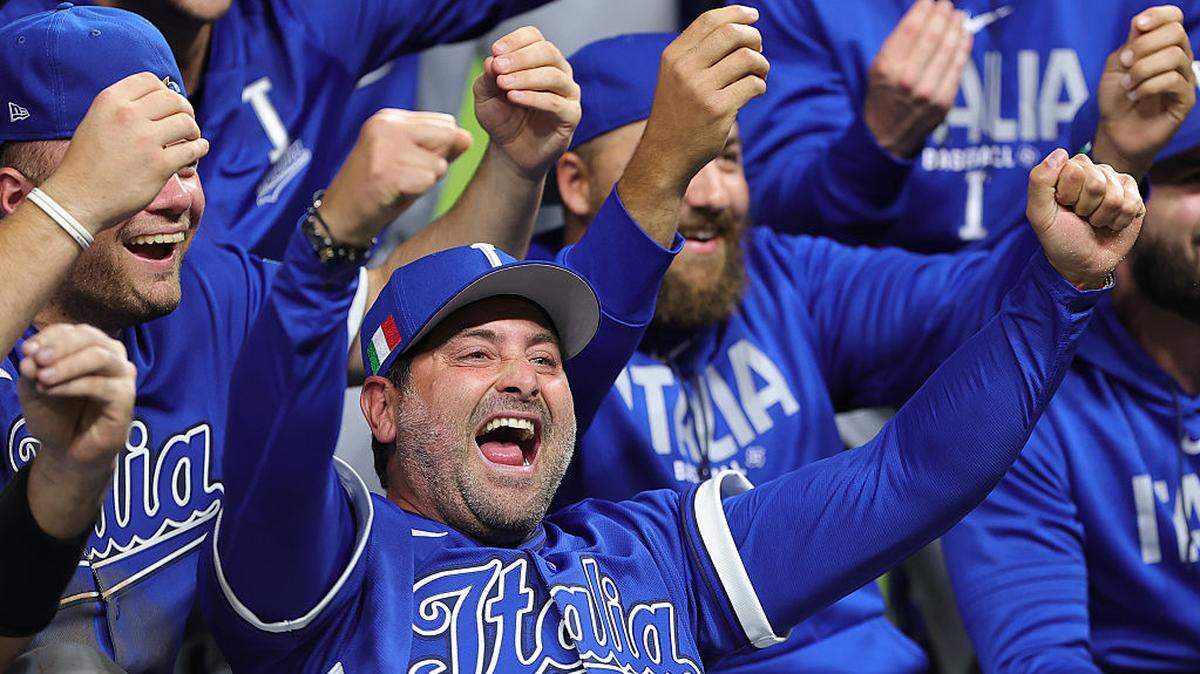 El mánager de Italia Francisco Cervelli (centro) celebra con su equipo tras derrotar a México en el Clásico Mundial de Béisbol, en el partido efectuado el 11 de marzo de 2026 en Houston.